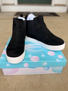 Soda DRAW-G Black Suede Chelsea Sneaker Booties Women’s Size 9
